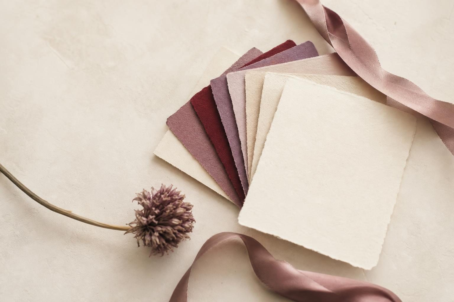 Inspirasi Undangan Mauve: Ungu Lembut yang Sedikit Vintage